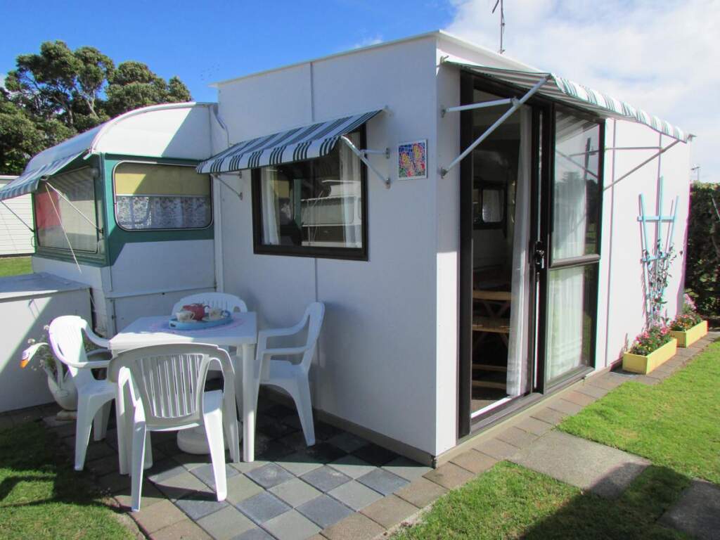 Vintage Caravan at Cosy Corner